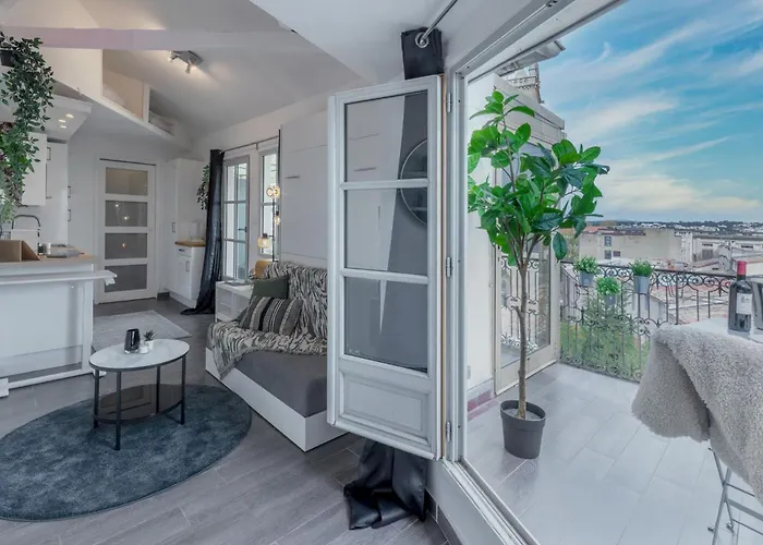 La Terrasse, Vue Sur Les Toits De Montpellier