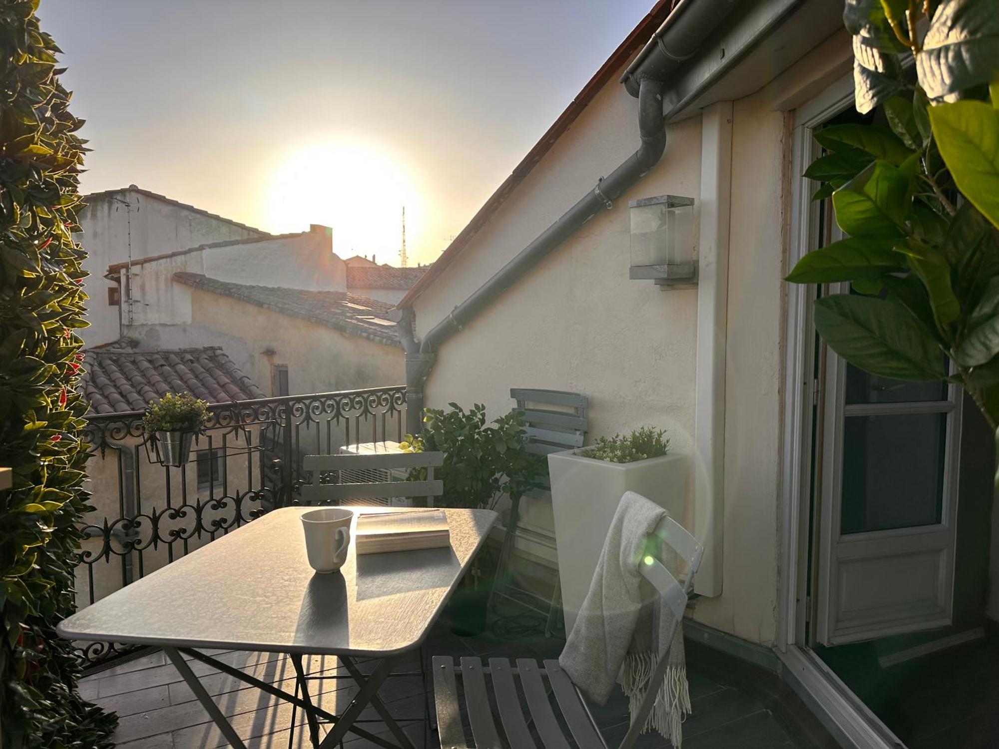 La Terrasse, Vue Sur Les Toits De *